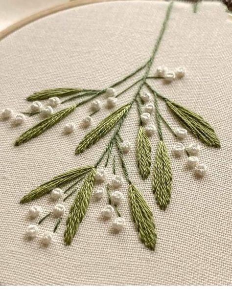 Simple Flower Embroidery Designs, Clothes Embroidery Diy, Embroidery Leaf, Embroidery Lessons, Crewel Embroidery Kits, Embroidery Tshirt, Hand Embroidery Videos, Embroidery Stitches Tutorial, Pola Sulam