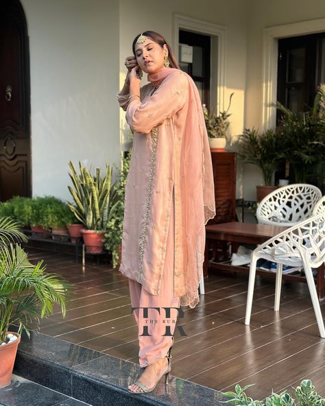 Embodying the grace and charm of timeless tradition, this peach pink shimmer georgette salwar suit is more than just an outfit – it’s a piece of art, hand-stitched with care and passion. @baanisandhuofficial is carrying our new piece whose each element, from the flowing silhouette to the pure organza dupatta, has been thoughtfully crafted to radiate elegance. The soft shimmer of the georgette combined with the delicate organza creates a balance between subtlety and sophistication, perfect f... Pink Salwar Suit, Peach Suit, Georgette Salwar Suit, Organza Dupatta, Salwar Suit, The Grace, Art Hand, Peach Pink, Salwar Suits