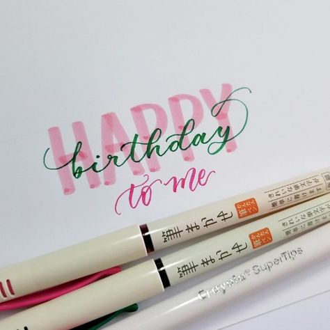 Paula Andrea on Instagram: “Hey lovelies! Today is my birthday! 🎈🎂🍾🥂 Happy Birthday to me!! . Tools: @crayola supertips, @pilotpenusa Ensō watercolor brush pens . . .…” Happy Birthday Brush Pen, Happy Birthday Calligraphy, Watercolor Brush Pens, Calligraphy Markers, Happy Birthday Writing, Crayola Supertips, Ohuhu Markers, Watercolor Brush Pen, Happy Birthday Signs