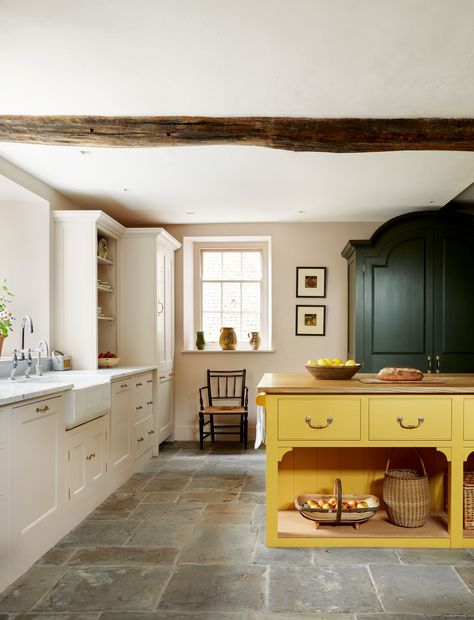 A handsome Queen Anne house in Norfolk rejuvenated by Carlos Garcia | House & Garden Country Home Interiors, Kitchen Colour Combination, Norfolk House, 18th Century House, Queen Anne House, Wooden Countertops, Flat Panel Cabinets, Townhouse Designs, English Kitchens