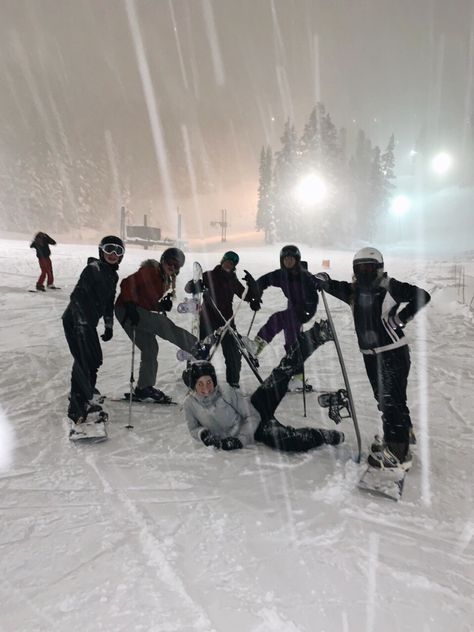 Snowboarding Aesthetic Friends, Skiing With Friends Aesthetic, Ski Group Photo, Friends Ski Trip, Ski Trip Friends, Mountain With Friends, Snowboarding With Friends, Ski Trip With Friends, Skiing Pictures With Friends