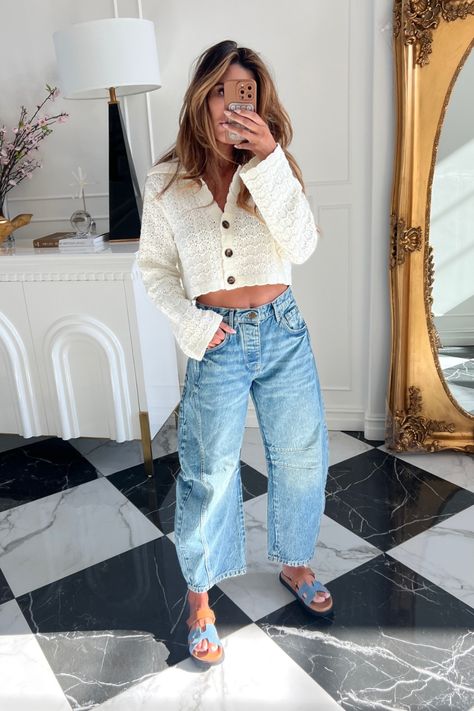 Casual Night Out Outfit Fall, Casual Night Out Outfit, Barrel Leg Jeans, Postpartum Fashion, Denim Slides, Denim Jeans Outfit, Slides Outfit, Barrel Jeans, Jeans Outfit Winter