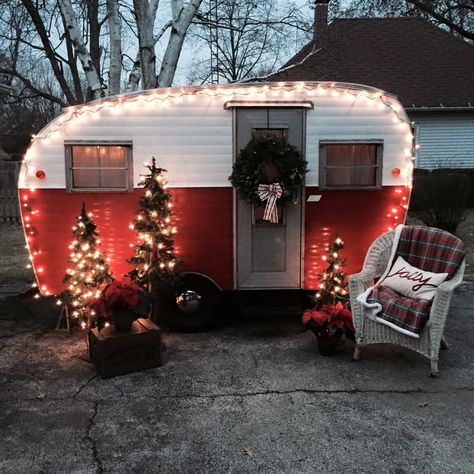 Caravan Exterior, Camping Goals, Scotty Camper, Trailer Makeover, Caravan Vintage, Camper Vintage, Tin Can Tourist, Shasta Camper, Camping Vintage