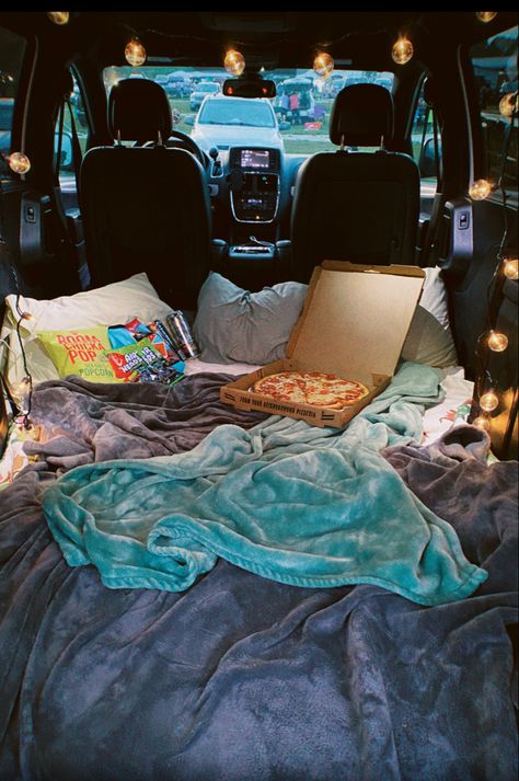 Drive in movie, aesthetic, cute, couple, pizza, candy, fairy lights, date Drive In Date Aesthetic, Drive Ins Aesthetic, Night Time Date Aesthetic, Date Ideas Images, Fall Couple Dates Ideas, Cute At Home Dates, Cute Dates For Couples, Dates Couple, Trunk Movie Date