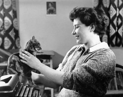 The Relationship Between Famous Writers & Their Cats Doris Lessing, Celebrities With Cats, Very Important Person, Albert Schweitzer, Charming Quotes, Woman Authors, Women Writers, Story Writer, Writers And Poets