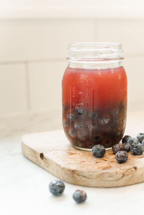 The Refreshing Blueberry Shrub (& A Summer Iced Bevvie Round-Up) - Simply Real Health Blueberry Shrub Recipe, Lemon Shrub Recipe, Blueberry Shrub, Shrub Drink, Baby Food Guide, Warm Weather Recipes, Shrub Recipe, Balsamic Vinegar Recipes, Healthy Cocktails