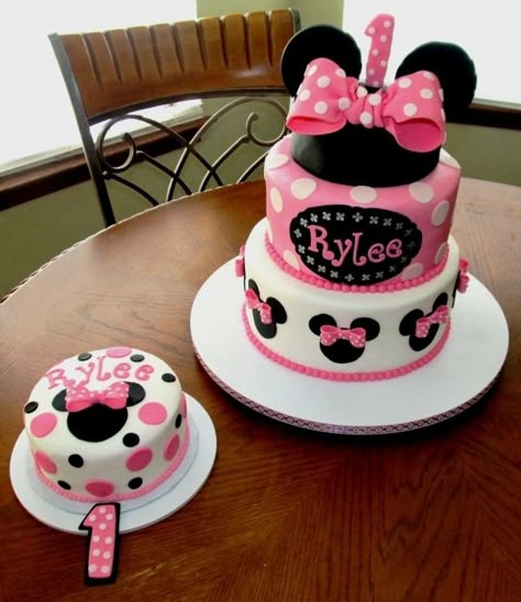 Minnie Mouse Cake. Love the personal cake Minnie Mouse Birthday Cakes, Bolo Minnie, Minnie Mouse 1st Birthday, Minnie Birthday Party, Minnie Cake, Minnie Mouse Theme, Minnie Mouse Cake, Minnie Party, Minnie Mouse Birthday Party