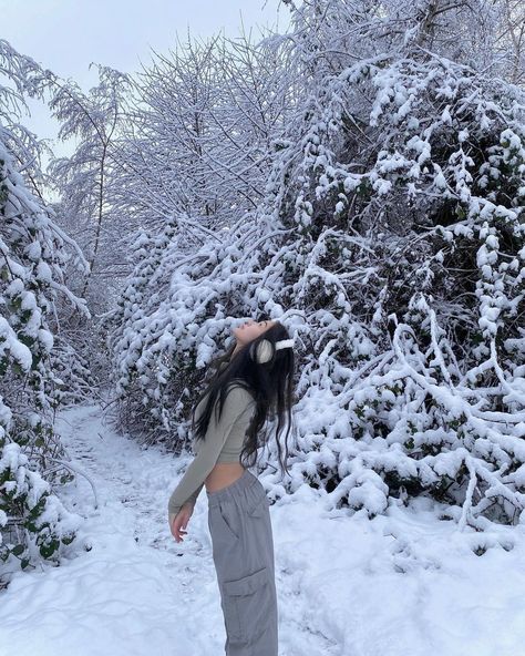 heather on Instagram: “MERRY CHRISTMAS” Winter Snow Pictures, Winter Senior Pictures, Snow Photoshoot, Snow Pictures, Travel Pictures Poses, Snow Girl, Winter Photoshoot, Winter Photos, Insta Pictures