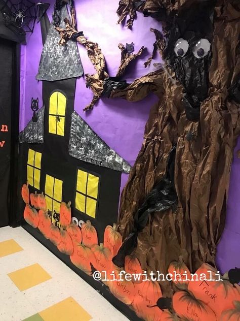 Halloween Hallway Decorations School, School Halloween Decorations, Halloween Mural, Monster Pinata, Halloween Door Decorations Classroom, Halloween Classroom Door, Halloween Classroom Decorations, Halloween Office, Halloween Photo Booth