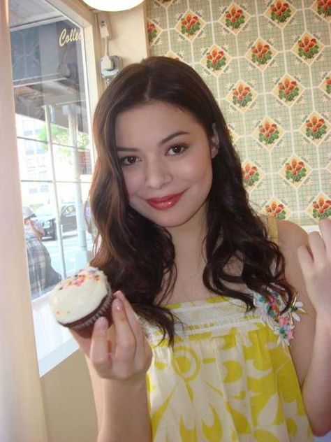 Miranda Cosgrove twitter photos | Miranda Cosgrove (DemiMiranda16) on Twitter Miranda Cosgrove Icarly, Drake & Josh, Cupcake Photos, Brenda Song, Jennette Mccurdy, Alexis Bledel, School Of Rock, Miranda Cosgrove, Marion Cotillard