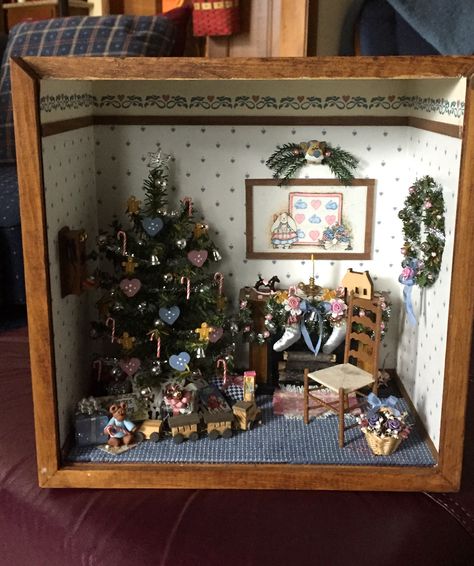 Miniature Christmas House, Xmas Diorama, Dollhouse Christmas Decorations, Diy Diorama Christmas Ornaments, Christmas Diarama Ideas Kids, Christmas Diorama Ideas Winter Scenes, Christmas Diorama Ideas, Christmas Miniatures, Diorama Christmas Ornaments