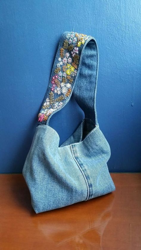 Embroidery On Denim Bags, Bag From Old Jeans Diy, Denim Bag Ideas, Diy Denim Bag Old Jeans, Denim Tote Bags Diy, Upcycled Denim Bag, Jeans Bags Ideas Handbags, Jean Bag Diy, Denim Tote Bag Diy Old Jeans