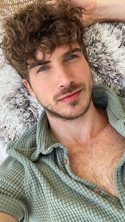 Childhood Youtubers, Escape The Night, Joey Graceffa, Favorite Youtubers, Men Hairstyles, Random Things, Mens Hairstyles, Youtubers, New World