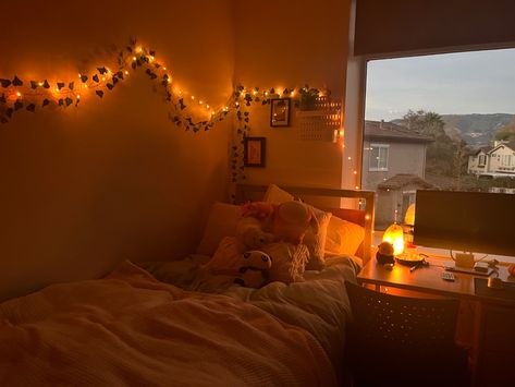 Fairy Light Dorm, Ucsb Dorm, Ucla Dorm, Apartment Cute, Dorm Lighting, Uni Dorm, Cute Dorm, Dorm Bed, Cozy Dorm Room