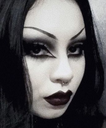 Goth Makeup Deep Set Eyes, Trad Goth Makeup Hooded Eyes, Easy Goth Makeup Simple, Goth Makeup Simple, Goth Vampire Makeup, 80s Goth Makeup, Heavy Metal Makeup, Vampire Goth Makeup, 90s Goth Makeup