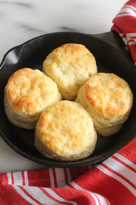 Easy Buttermilk Biscuits, Gravy Biscuits, Buttermilk Biscuits Easy, Easy Biscuit, Homemade Biscuits Recipe, Easy Biscuit Recipe, Pasta Per Pizza, Buttermilk Biscuits Recipe, Small Batch Baking