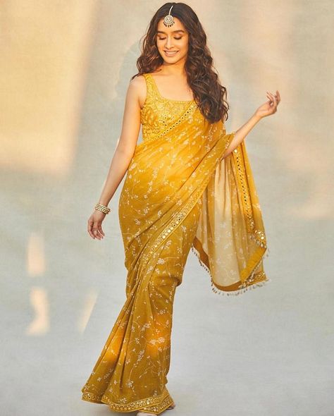 Yellow Sari, Mirror Work Saree, Bridesmaid Saree, Yellow Saree, Looks Party, Indian Bridal Outfits, Saree Trends, Elegant Saree, Stylish Sarees