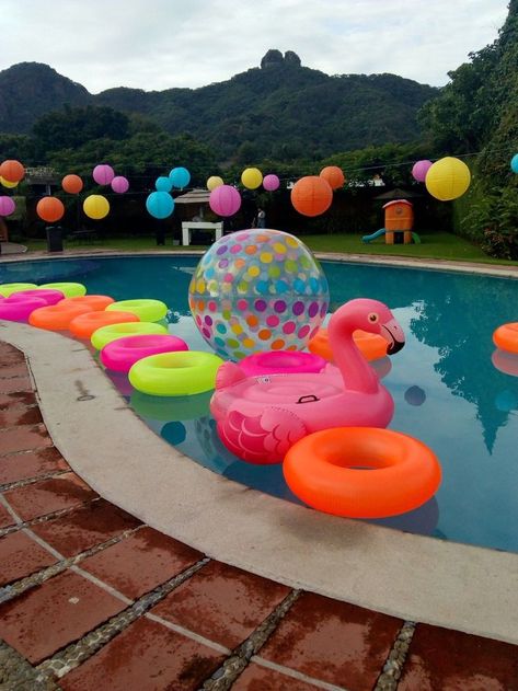 Pool Party Ideas For Teens, Summer Pool Party Ideas, Party Ideas Summer, Party Ideas For Teens, Neon Pool Parties, Pool Party Ideas, Glow Birthday Party, Pool Party Kids, Hawaiian Party Decorations