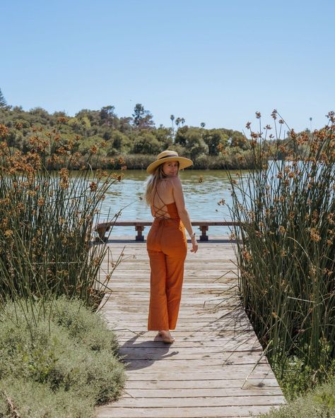 Best Photo Spots in Santa Barbara #santabarbara #california #californiaphotospots #southerncalifornia #visitsantabarbara #visitcalifornia Santa Barbara Photoshoot, Yoga Photoshoot Ideas, Santa Barbara Mission, Yoga Photoshoot, California Travel Guide, Travel Pose, California Outfits, California Photos, Santa Barbara California