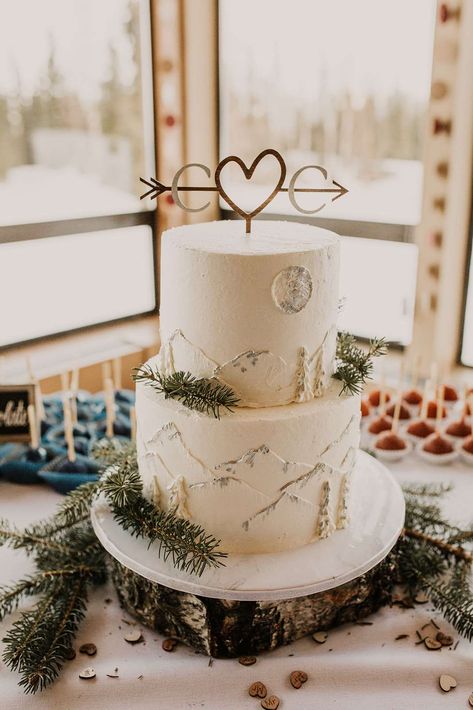 25 Outdoor Wedding Cake Ideas for the Outdoorsy Couple White Mountain Cake, Wedding Cake Mountain Theme, Mountain Themed Wedding Cake, Cake With Mountains, Winter Wedding Cakes, Mountain Wedding Cake, Outdoor Wedding Cake, Mountain Cake, Outdoorsy Wedding