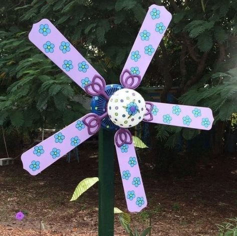 Ceiling Fan Crafts, Dragonfly Yard Art, Recycled Garden Planters, Old Ceiling, Garden Planter Ideas, Shabby Chic Diy Projects, Unique Garden Decor, Recycled Garden, Pallets Garden