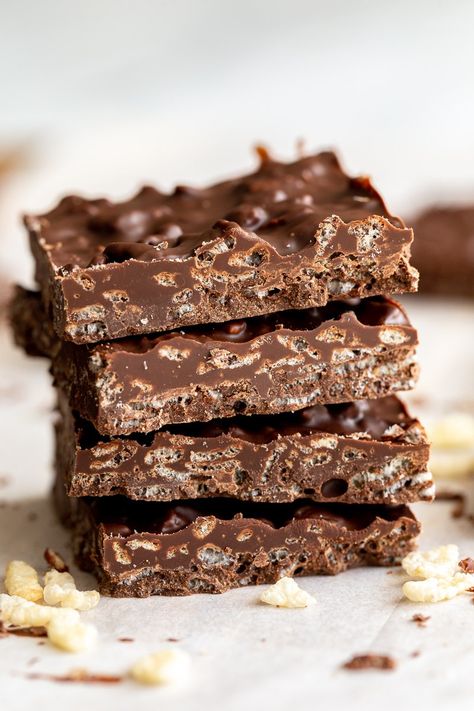 These Homemade Crunch Bars are made with just 3 simple ingredients and they're so ridiculously easy to throw together! Homemade Crunch Bars, Healthy Crunchy Snacks, Jamie Oliver 5 Ingredients, Vegan Board, Crunchy Snacks, 3 Ingredient Desserts, Vegan Candy, Crunch Bars, Vegan Candies