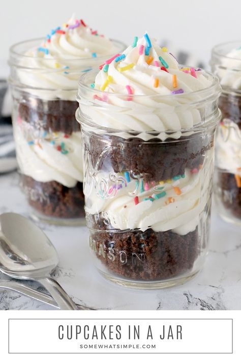 Mason Jar Desserts Recipes, Mason Jar Cupcakes, Cupcakes In A Jar, Cinnamon Roll Cupcakes, Mason Jar Cakes, Gif Ideas, Dessert Cups Recipes, Mason Jar Desserts, Homemade Buttercream Frosting