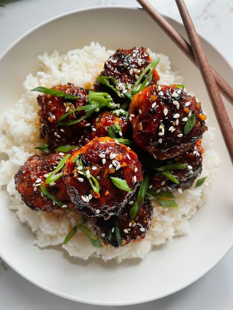 Sweet & Spicy Korean Chicken Meatballs - Espresso and Lime Glazed Chicken Meatballs, Meals For Fitness, Spicy Korean Meatballs, Meatballs And Vegetables, Sweet Chili Chicken Meatballs, Asian Meatball Recipes Easy, Sticky Chicken Meatballs, Korean Style Meatballs, Korean Beef Meatballs