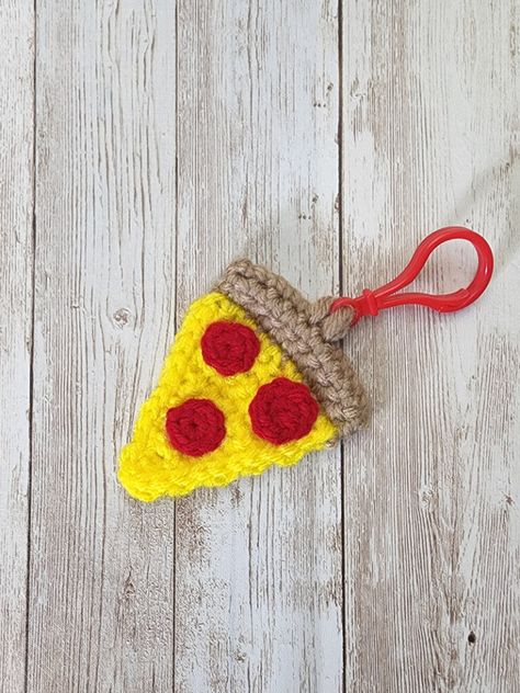 FREE Crochet Pattern: Pizza Slice Keychain - The Pointed Hat Crochet Pizza, Crochet Fruit, Crochet Keychain Pattern, Crochet Goodies, Crochet Winter, Red Yarn, Yarn Tail, Pizza Slice, Crochet Keychain