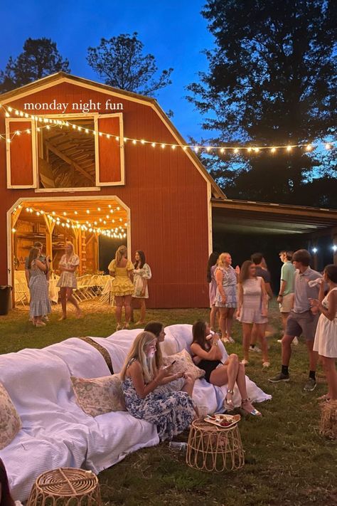 Perfect Dinner Party, Fun Dinner, Barn Parties, Perfect Dinner, A Barn, Dream Lifestyle, Menu Planning, Summer Dream, Teenage Dream