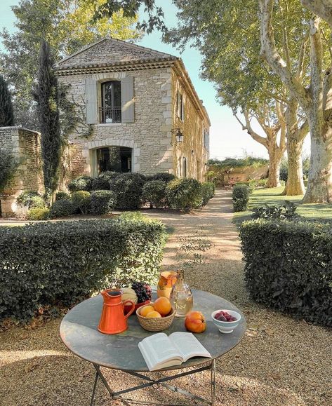 Italy Countryside, Provence House, Mediterranean Aesthetic, French Summer, Countryside Vacation, Provence Style, Italian Countryside, Italian Villa, Countryside House