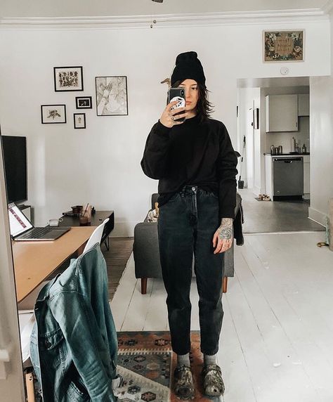 Black Barista Outfit, Comfy Barista Outfit, Barista Outfit Casual, Cute Barista Outfit, Barista Fits, Crunchy Outfits, Barista Aesthetic, Barista Outfit, Black Clogs Outfit