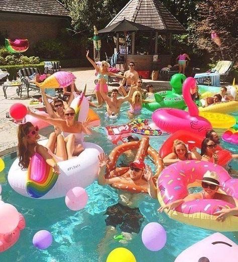 Karneval Diy, Party Swimming Pool, Fiesta Tropical, Pool Party Decorations, Pool Birthday, Summer Pool Party, Pool Birthday Party, Flamingo Party, Party Photography