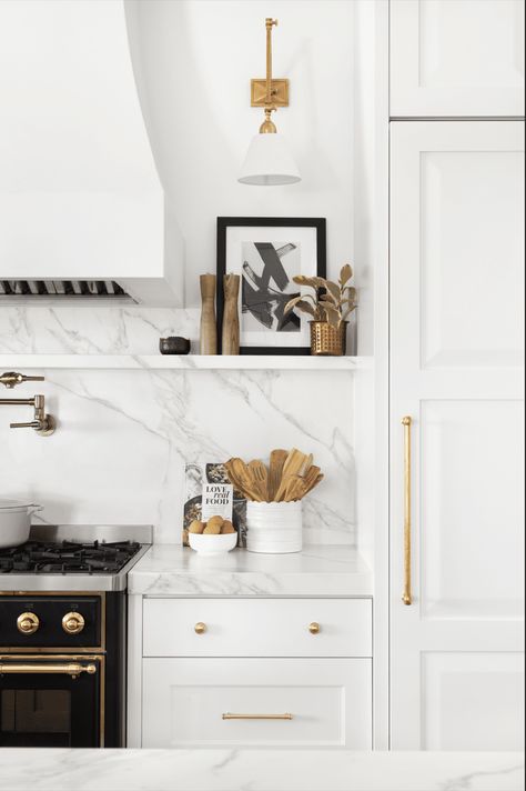 Meet Quiet Luxury—the Latest Home Design Trend That's All About Effortless Sophistication Luxury White Kitchen Design, Luxury White Kitchen, Latest Home Design, Hgtv House, Coastal Kitchen Design, Lake House Interior, Design Tricks, Latest House Designs, Beach House Kitchens