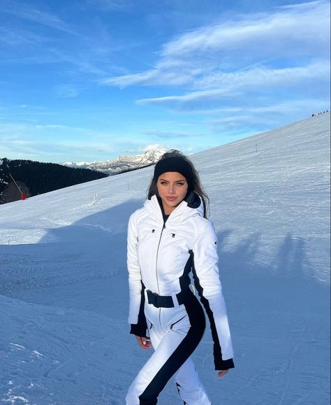 Snowboard Outfit Women, Mode Au Ski, Minimalist Winter Outfit, Ski Fits, Ski Fit, Ski Trip Outfit, Apres Ski Outfits, Mode Editorials, Winter Travel Outfit