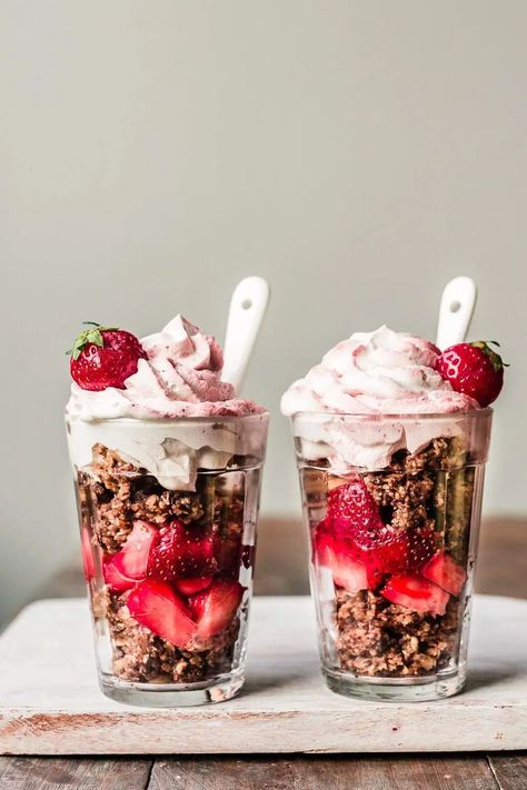 CAKE IN A JAR x 3 | My Berry Forest Dessert Jar Photography, Pudding Photography, Cake Forest, Basic Sponge Cake Recipe, Dessert Jar, Jar Cakes, Digestive Cookies, Jar Cake, Strawberry Layer Cakes