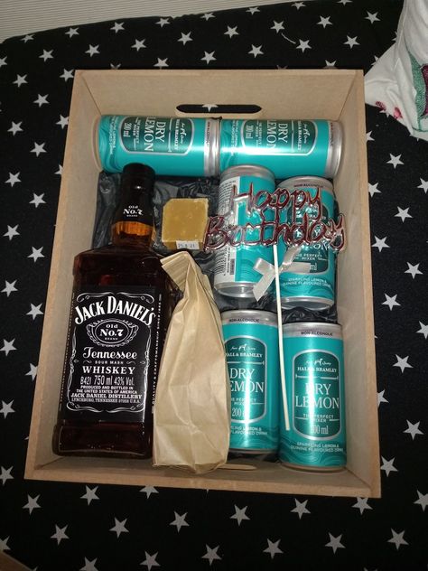 Gift Box Idea for Boyfriend/Husband Token Of Appreciation Ideas, Tokens Of Appreciation Ideas, Honorable Man, Gift Idea For Boyfriend, Idea For Boyfriend, Jack Daniels Distillery, Appreciation Ideas, Diy Box, Romantic Gifts