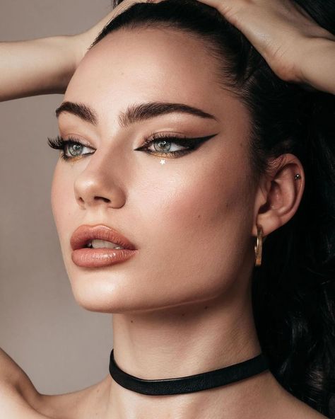 @benkobeauty - 18 Makeup Artists to Follow on Instagram   #blackeyeliner #professionalmakeup #brunette #greeneyesmakeup Gala Make Up, Makeup For Black Dress, Gala Makeup, Editorial Make-up, Classy Makeup, Dress Glitter, Makeup Hacks Beauty Secrets, Hacks Beauty, Wedding Classy