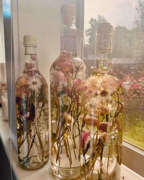 Dried flowers + mineral oil Reusing Wine Bottles, What To Do With Old Wine Bottles, Wine Bottle Plants Ideas, Old Bottle Ideas, Dried Flowers Room Decor, Wine Bottle Decorating Ideas, Flowers In Wine Bottles, Repurpose Wine Bottles, Clutter Core