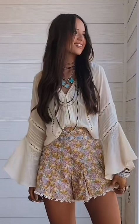 Hippy Country Outfit, Folksy Outfit, Modern Country Outfits, Country Boho Outfit, Modern Hippie Fashion, Boho Country Outfits, Boho Style Aesthetic, Casual Summer Clothes, Bohemian Clothes Women