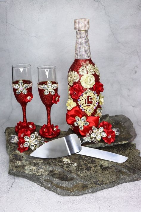 The price includes one empty bottle 2 champagne flutes and two cake servers. We can make this design and more If you have an idea or a picture of what you want, you can send it to us and we can see if we can recreate. Also this design can be done in many colors SHIPPING: Once your order has been Red Quince Copas, Quince Champagne Glasses, Quince Brindis Set, Quinceanera Champagne Glasses, Quince Desserts, Quinceanera Champagne, Glam Wedding Cake, Champagne Glasses Decorated, Sweet Champagne