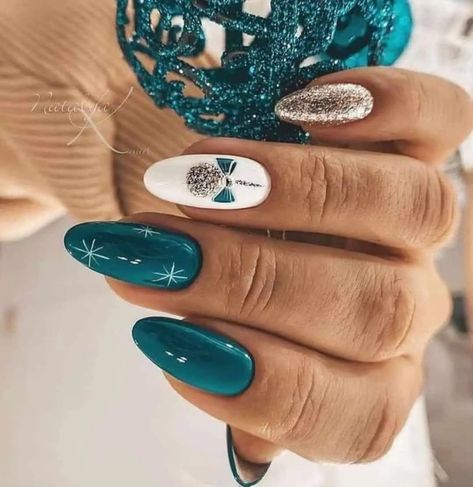 Stylish Christmas Nails, Christmas Nail Art Blue, Blue Christmas Nail Art, Nails December 2022, Winter Nails 2022 Trends Acrylic, Noel Nail Art, Christmas Nails 2022 Trends, Blue Nails Christmas, Blue Xmas Nails