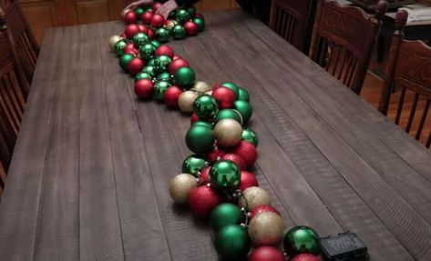 Diy Ornament Garland, Ornament Garland Diy, Christmas Home Decorations, Christmas Tree Bulbs, How To Make Garland, Lighted Centerpieces, Garland Diy, Ornament Garland, Christmas Balls Decorations