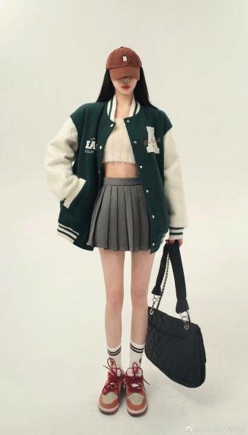 Varsity Skirt Outfit, Ootd Varsity, Varsity Jacket Outfit, Casual Outfit Inspiration, Estilo Preppy, Women's Casual Style, Harajuku Fashion, Kpop Outfits, Stage Outfits