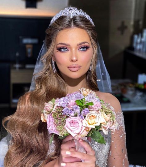 Bride Hairstyles With Veil, Glam Bride Makeup, Glam Bride, Bride Crown, Bridal Hair Inspiration, Fancy Wedding Dresses, Bridal Elegance, Long Hair Wedding Styles, Veil Hairstyles