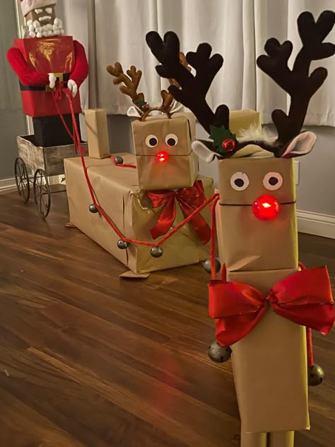 Reindeer Boxes Stackable Diy, Gift Stacking Ideas, Christmas Gift Tower Ideas, Reindeer Gift Wrapping Ideas, Christmas Tower Ideas, Reindeer Presents Tower, Santa Gift Wrapping Ideas, Christmas Box Decoration, Christmas Gift Tower