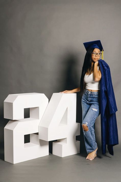 Cap And Gown Senior Pictures, High School Graduation Pictures, Senior Portrait Outfits, Senior Year Pictures, Cap And Gown Pictures, Senior Photoshoot Poses, College Graduation Photoshoot, College Graduation Pictures Poses, Graduation Look