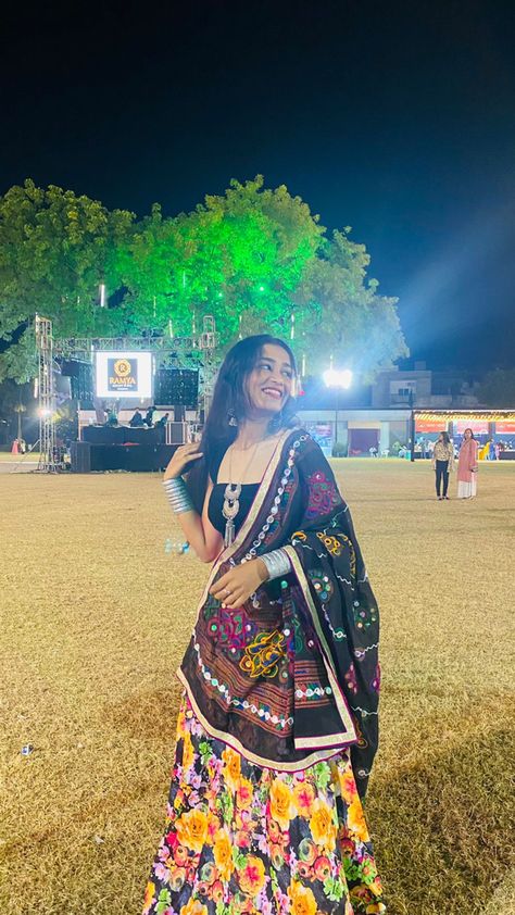 Garba Photo Shoot, Navratri Poses Ideas Single, Garba Outfit Photography, Poses In Navratri Dress, Navaratri Photo Poses Women, Dandiya Photo Pose, Navratri Post Ideas Instagram, Dandiya Night Poses, Dandiya Night Photo Poses