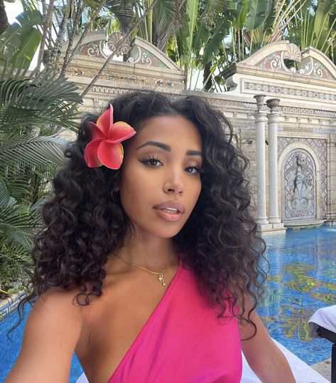 Polynesian Hair, Hawaii Hairstyles, Hawaii Hairstyle, Femininity Aesthetic, Summer Picture Poses, Bedroom Eyes, Girls With Black Hair, Black Femininity, Curly Hair Women