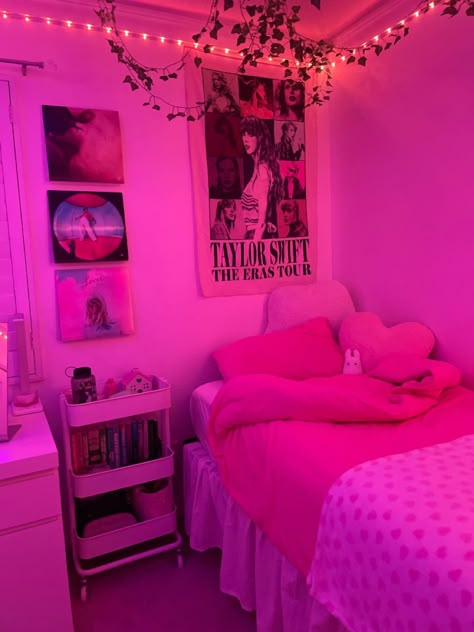 Girls Taylor Swift Bedroom, Preppy Taylor Swift Room, Taylor Swift Themed Room Decor, Taylor Swift Girls Room, Swiftie Bedroom Ideas, Taylor Swift Room Inspiration, Room Inspo Taylor Swift, Taylor Swift Room Ideas Bedrooms, Room Ideas Taylor Swift